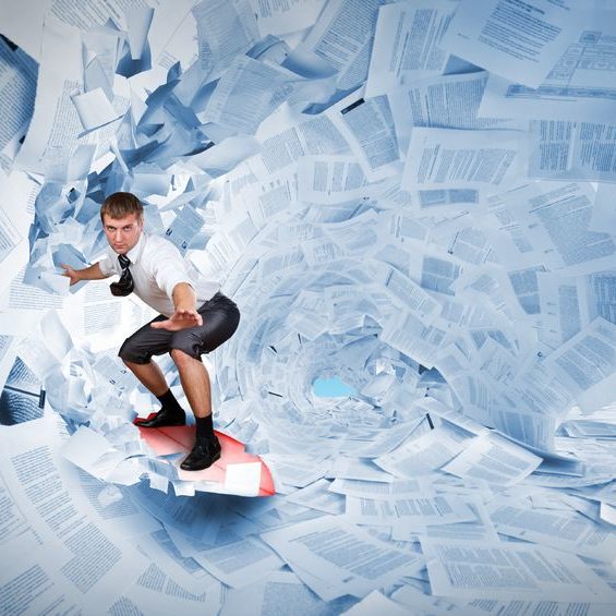 un surfeur sur les mails